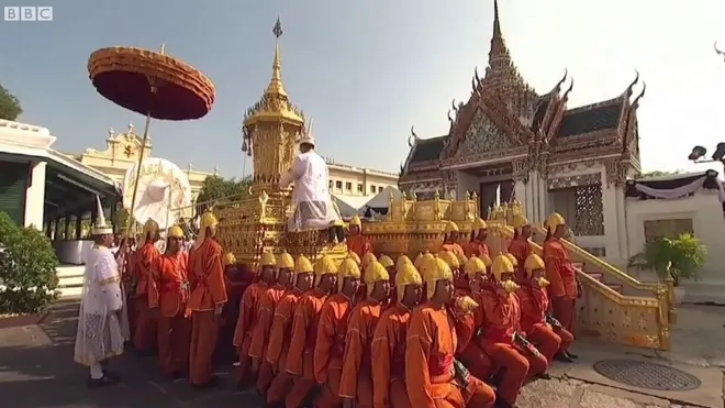 Церемония прощания с умершим год назад королем Таиланда длится 5 дней.