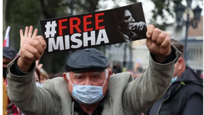 Сторонники Саакашвили считают обвинения и приговор экс-президенту политически мотивированными и требуют его освобождения