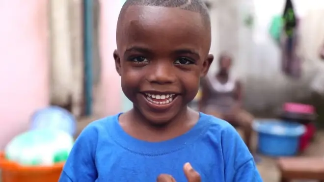 Small pikin dey pose for photo