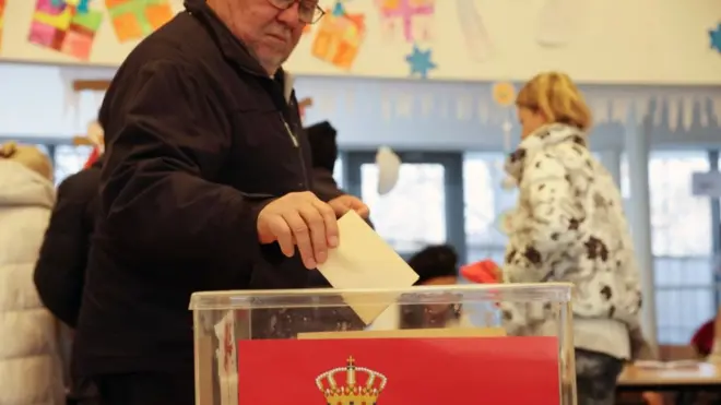 muškarac glasa na izborima u Srbiji 2023