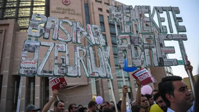 Türkiyədə jurnalistlərin həbsləri çox sayda etirazlara səbəb olub