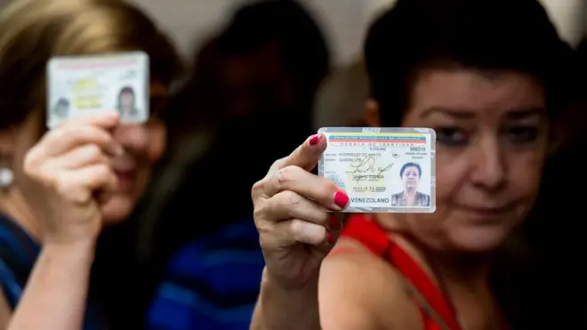 Basta con mostrar la cédula para votar en alguno de los más de 2.000 puntos de votación que ha dispuesto la oposición en todo el país.