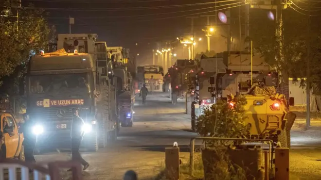 Pasukan Turki bergerak menuju perbatasan Suriah pada Selasa (08/10) malam.