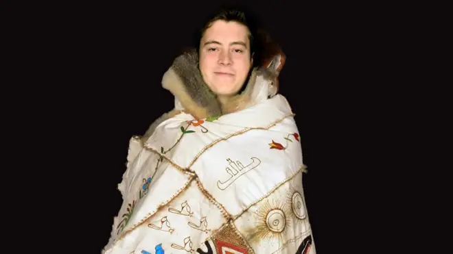 米奇·马奥尼（Mitch Mahoney）身穿他的袋貂皮披风