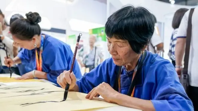 Classes provided by heirs to the language in the museum contributed to the revival of the Nüshu language