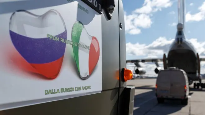 По официальным данным, российские военные специалисты продезинфицировали в Италии более 21 тыс. квадратных метров помещений. Каждый их шаг активно освещается в СМИ