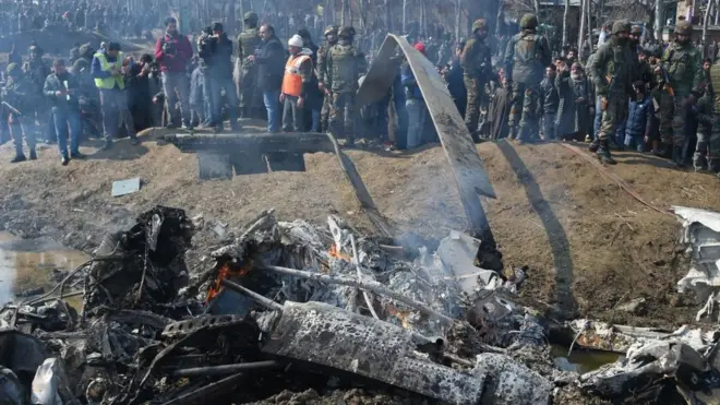 سرینگر کے قریبی علاقے بڈگام میں انڈیا کا ہیلی کاپٹر گرنے کے بعد لوگ جمع ہیں