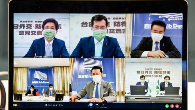周五的視像會議中，自民黨在桌上並排放置台灣和日本旗，民進黨就放置了兩支黨旗。