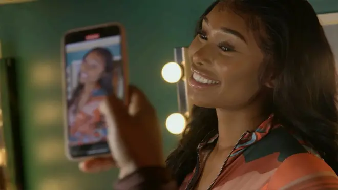 Девушку фотографируют для Инстаграм