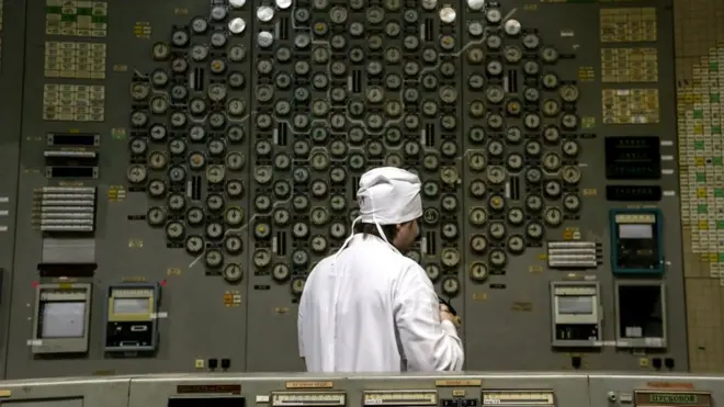 Закриття ЧАЕС у 2000 році призвело до зупинки всіх блоків. На фото чоловік у білому халаті на щиті управління одного з блоків ЧАЕС