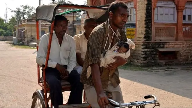 ببلو کی باہیں ہی دامنی کا پالنا اور آشیانہ ہوا کرتی تھیں اور باپ کا سایہ بھی سر سے اٹھ جانے سے دامنی کا کوئی نہیں رہا