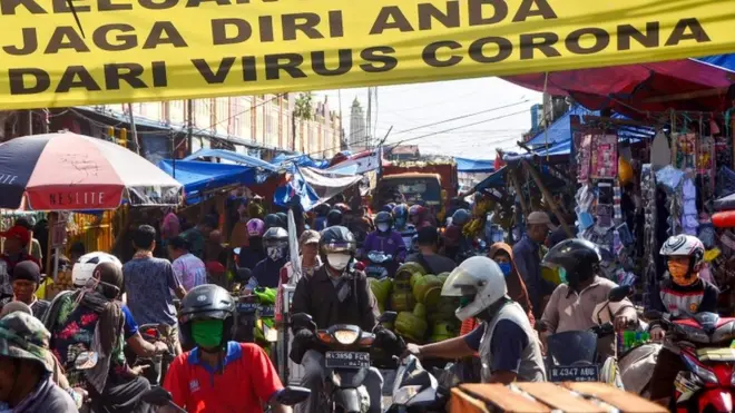 Suasana sebuah pasar di Bekasi saat pemberlakuan Pembatasan Sosial Berskala Besar (PSBB).