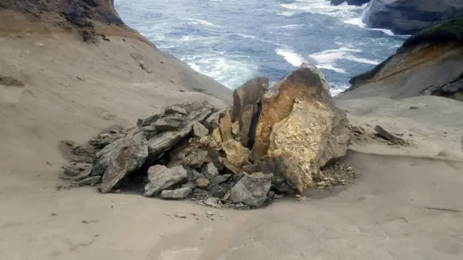 La roca "ornitorrinco" luego de caer en el parque Cabo Kiwanda en Oregon.