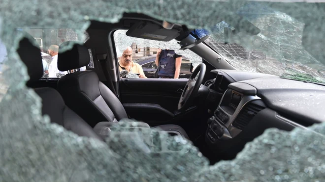 بدأ الأمر في بيروت باحتجاج وتحول في ساعات إلى مخاوف من "حرب أهلية".