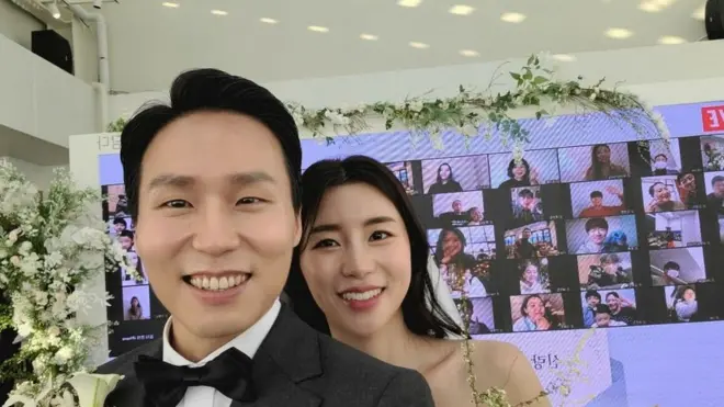 온라인 결혼식을 올린 커플