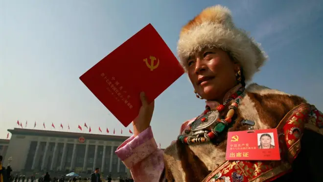 Los delegados del Tíbet siempre destacan por sus atuendos.