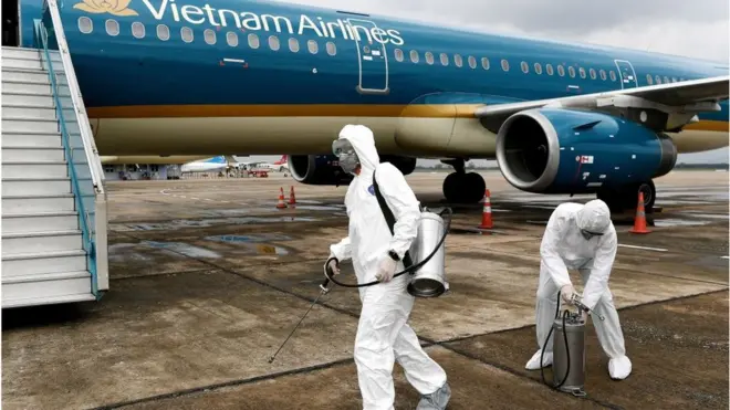 Một máy bay của Vietnam Airlines tại sân bay quốc tế Nội Bài được phun khử khuẩn trong mùa dịch hồi tháng 3/2020