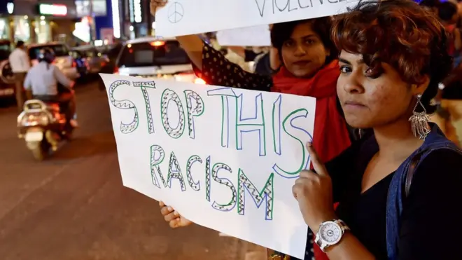 පසුගිය පෙබරවාරි මාසයේදී පහර කෑමට ලක් වූ ටැන්සානියානු ජාතිකයන්ට සහාය පළ කොට සාමකාමී විරෝධතාවක යෙදෙන ඉන්දියාවේ උසස් අධ්‍යාපන ආයතනවල සිසු සිසුවියන් පිරිසක්