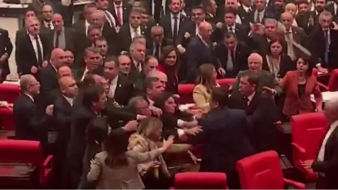 معركة حامية باللكمات بين نواب حزب أردوغان ومعارضيه في البرلمان