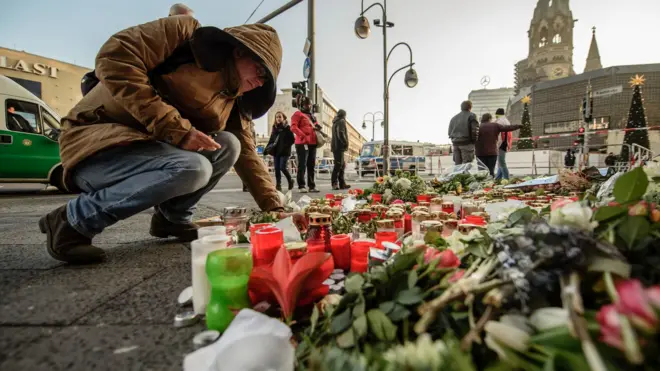 Число погибших в результате нападения составило 12 человек, еще 48 человек получили ранения