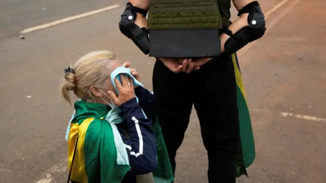 Apoiadora de Bolsonaro durante atos em Brasília, em 8 de janeiro