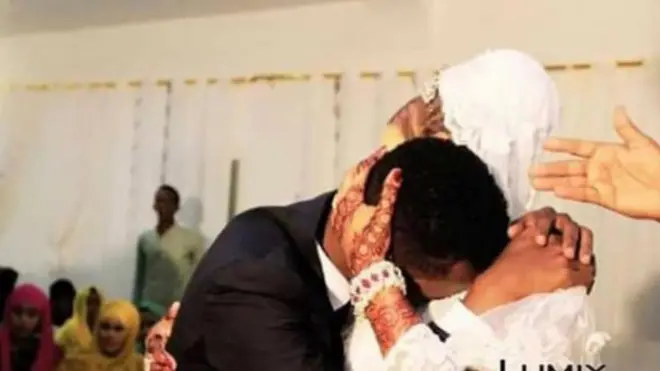 Caruus farxad darteed la ooyay habeenkii arooskiisa