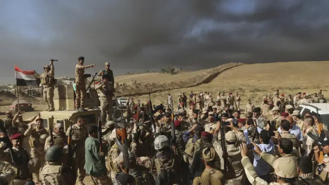 بی بی سی کے ساتھ ایک خصوصی انٹرویو میں لفٹینینٹ جنرل سٹیون ٹاؤنسنڈ نے بتایا کہ دولت اسلامیہ انسانی ڈھالوں کا حربہ استعمال کر رہی ہے۔