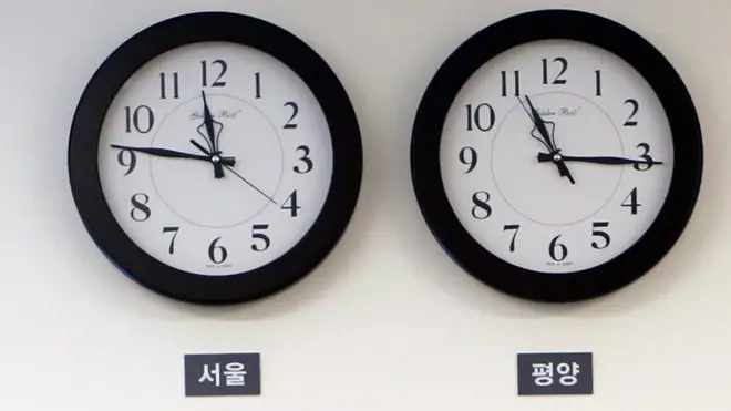 지난 27일 판문점 평화의 집 대기실에 걸려 있는 서울과 평양 시계가 서로 다른 시각을 가르키고 있다