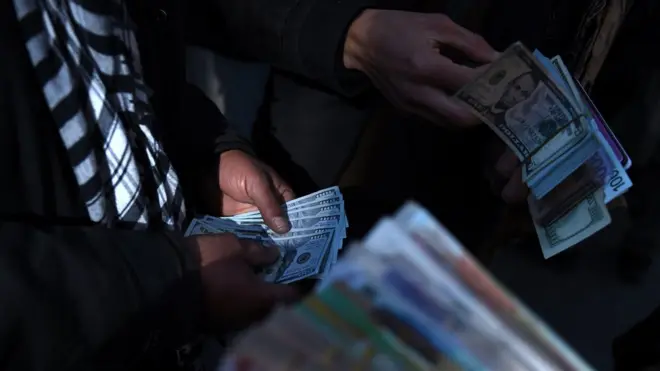 این صرافان برای چهار روز است که به دروازه سرای شاهزاه را بسته‌اند