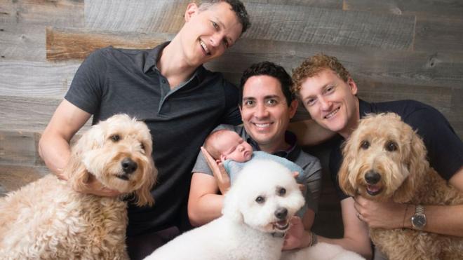 Ian Jenkins, Alan e Jeremy com bebê no colo e cachorrosjogo de máquina caça níquel de moedavolta