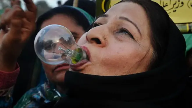 پاکستان پر مالي کړکېچ سربېره اوس د برېښنا له بحران سره هم مخامخ دی. د اوږدې مودې لپاره د برېښنا پرچهاو سره د فابريکو کارونه هم اغېزمن شوي.