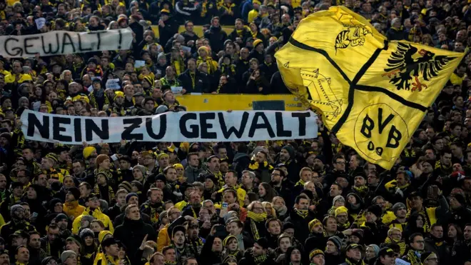 Les supporters de Dortmund rendant hommage à leurs joueurs après l'attentat contre le bus du club.