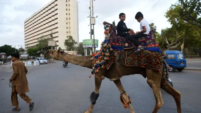ابھی حال ہی میں میرے ایک دوست نے کراچی کی تعریفوں کے پُل باندھتے ہوئے بتایا کہ کراچی اب خوب ترقی کر رہا ہے