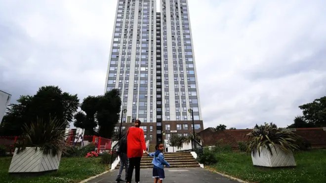 İtfaiye tarafından yanıcı dış cephe kaplaması bulunduğu belirlenen binalardan biri Londra'nın Camden bölgesinde yer alıyor. Diğer 6 binanın nerede bulunduğu ise açıklanmadı.