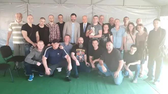 Посольство Росії в Україні опублікувало фото російської частини списку на обмін, на якому сфотографовані 24 особи, які відправилися до РФ