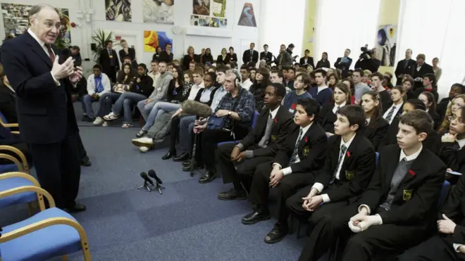 Зазвичай престижні школи у Британії відзначаються досить суворим дрес-кодом