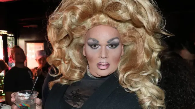 La drag queen Lova Ladiva llegó al bar desde Francia para participar de las celebraciones.