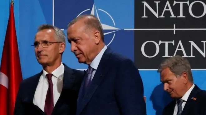 Generalni sekretar NATO-a Jens Stoltenberg (krajnje levo) i turski predsednik Redžep Tajip Erdogan