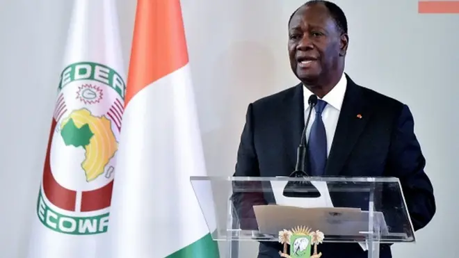 Avec l'adoption de la nouvelle constitution en 2016, Alassane Ouattara dit avoir la possibilité de briguer un troisième mandat.