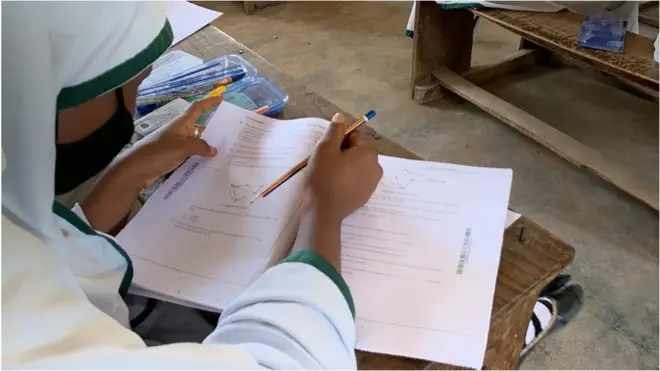 Waec Physics practical na im thousands of final year secondary school students wey wan study science go write on Thursday for Nigeria for di on going SSCE.