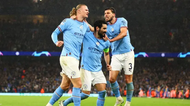 احتفل إيرلينغ هالاند من مانشستر سيتي مع إيلكاي غوندوغان وروبن دياس خلال مباراة الذهاب في ربع نهائي دوري أبطال أوروبا بين السيتي وبايرن ميونيخ على ملعب الاتحاد في 11 أبريل/نيسان 2023