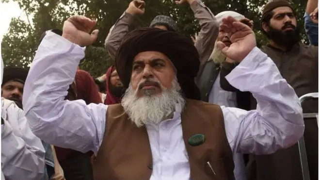 خادم حسین رضوي د چارواکو خلاف د سختې لهجې له کبله مشهور دی