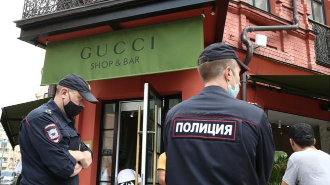 Сотрудники полиции во время закрытия кафе Gucci shop & bar и Margarita bistro