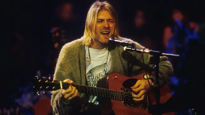 Kurt Cobain, yang bunuh diri pada April 1994 di usia 27 tahun itu, mengenakan sweater hijau selama tampil dalam acara MTV Unplugged pada 1993.