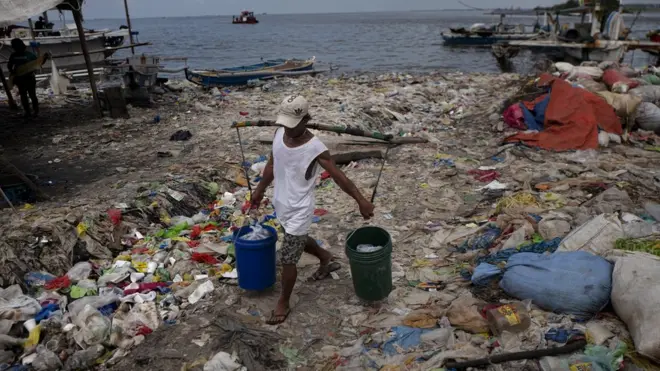 ساحلی پر از زباله‌های پلاستیکی در مانیل فیلیپین؛ این کشور بعد از چین و اندونزی در رتبه سوم کشورهایی قرار گرفته که بیشترین زباله پلاستیک را در اقیانوس می‌ریزند. بر اساس تحقیقات اگر وضع به همین شکل پیش برود تا سال ۲۰۵۰ میزان پلاستیک موجود در دریاها از میزان ماهی‌ها بیشتر خواهد بود