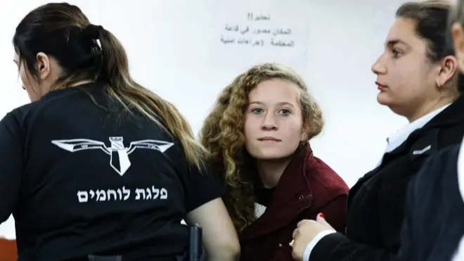 Aher Tamimi (tengah) di pengadilan militer Israel di desa Betunia, Tepi Barat.