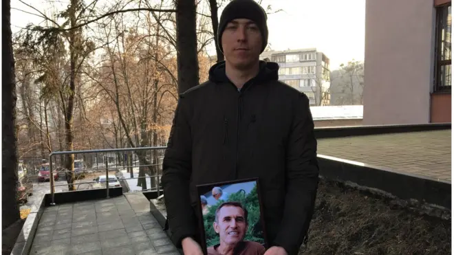 Віктор Чміленко-молодший з фото батька Віктора Чміленка-старшого, що загинув на Майдані п'ять років тому