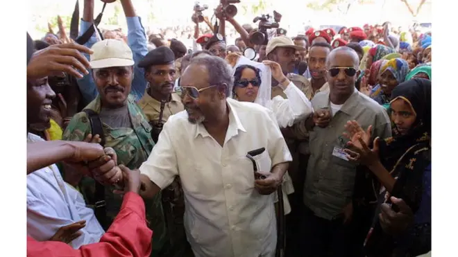 Xotinim sikildi, erim esa uni yaladi.