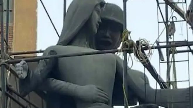 Les habitants de la ville de Sohag estiment que la statue évoque une femme harcelée sexuellement ou qu'elle donne une image frivole des militaires égyptiens.