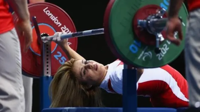 Nazmiye Muratlı 104 kilo kaldırarak dünya rekoru kırdı ve altın madalya sahibi oldu.